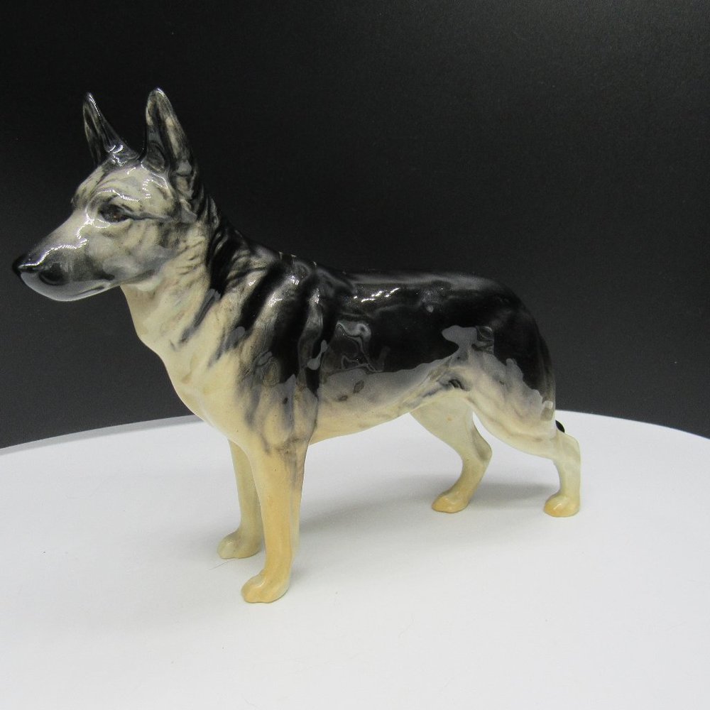BESWICK DOG FIGURINE.  7 X 5 1/2 INCHES. GERMAN SHEPHERD/ALSATION